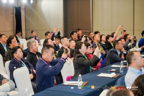 有爱无碍，适老有方——李胜塔在第19届成长型医药企业发展大会银发经济研讨会分享药店改造新范式，引发行业共振