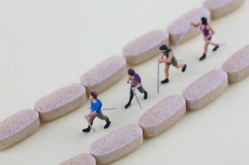 警惕骨骼变脆！近一亿国人面临骨质疏松，科学补钙是关键——励全碳酸钙D3片助力骨骼健康