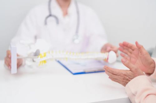 警惕骨骼变脆！近一亿国人面临骨质疏松，科学补钙是关键——励全碳酸钙D3片助力骨骼健康